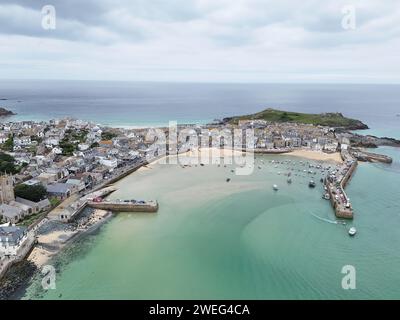 St Ives Cornwall auf ruhiger Sommerdrohne, hoher Winkel aus der Luft Stockfoto