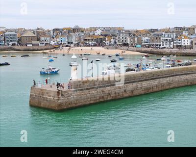 Leuchtturm an der Hafenmauer St. Ives Cornwall an ruhiger Sommerdrohne, Luftfahrt Stockfoto