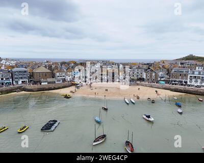 Kleiner Strand im Hafen von St. Ives Cornwall an ruhiger Sommerdrohne, Luftfahrt Stockfoto