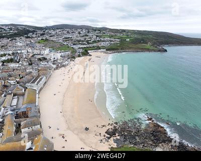 Porthmeor Beach St Ives Cornwall auf ruhiger Sommerdrohne, Luftfahrt Stockfoto