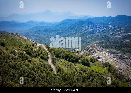 Die Straße durch den Lovcen-Nationalpark führt zum Mausoleum von Petar II. Petrovic-Njegos hoch über der Bucht von Kotor in Montenegro. Stockfoto