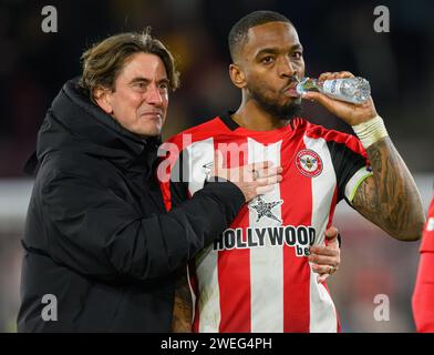 London, Großbritannien. Januar 2024 - Brentford gegen Nottingham Forest - Premier League - GTECH Stadium. Brentfords Ivan Toney feiert den Sieg in Vollzeit mit Thomas Frank. Bildnachweis: Mark Pain / Alamy Live News Stockfoto