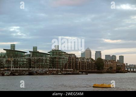 Luftaufnahme der Themse in London, Großbritannien, mit einem stürmischen Himmel und Booten und Gebäuden entlang der Ufer Stockfoto