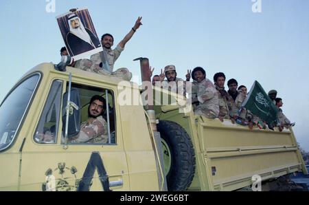 Erster Golfkrieg: 1. März 1991 nach der Befreiung Kuwaits nehmen Saudi-arabische Soldaten an den Siegesfeiern in Kuwait City Teil. Stockfoto