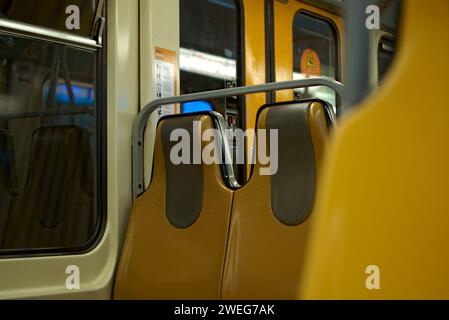 U-Bahn in Belgien. U-Bahn Brüssel. In einem Brüsseler U-Bahn-Auto. Innenraum des U-Bahn-Autos. Vor dem Fenster befindet sich ein dunkler Tunnel zwischen den Stationen Stockfoto