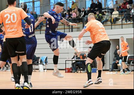 Balingen, Deutschland. Januar 2024. Csaba Leimeter (HBW Balingen-Weilstetten #5) gegen Ariel Pietrasik (Kadetten Schaffhausen #18) HBW Balingen-Weilstetten (GER) gegen Kadetten Schaffhausen (SUI) HBL, QHL Handball, Maenner, Testspiel, 25.01.2024 Foto: Eibner-Pressefoto/Tobias Baur Credit: dpa/Alamy Live News Stockfoto