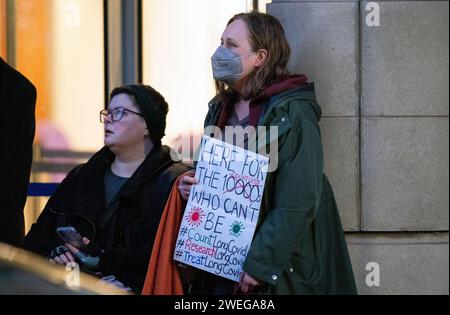 Demonstranten außerhalb der COVID-19-Anhörung des Vereinigten Königreichs im Edinburgh International Conference Centre (EICC). Die Anhörung befasst sich mit den wichtigsten Entscheidungsfindungen des Vereinigten Königreichs und der politischen Governance in Schottland. Bilddatum: Donnerstag, 25. Januar 2024. Stockfoto