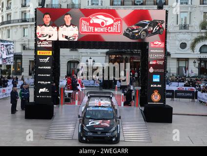 Monaco, Frankreich. Januar 2024. © PHOTOPQR/NICE MATIN/Cyril Dodergny ; Monaco ; 25/01/2024 ; Monaco le 25/01/2024 - Place du Casino - WRC - Abfahrt du 92eme Rallye de Monte-Carlo - Monaco am 25/2024 - Place du Casino - WRC - Beginn der 92. Monte-Carlo Rallye - Credit: MAXPPP/Alamy Live News Stockfoto