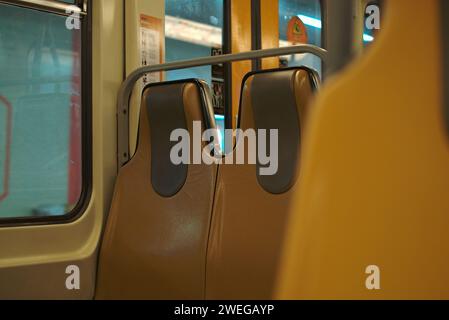 U-Bahn in Belgien. U-Bahn Brüssel. In einem Brüsseler U-Bahn-Auto. Die Sitze im Wagen sind vom alten Typ. Außerhalb des Fensters ist Licht Stockfoto