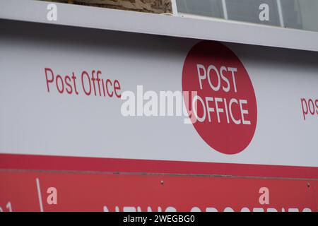 Harefield, Großbritannien. Januar 2024. Ein Postamt in Harefield im Londoner Stadtteil Hillingdon. Zwischen 1999 und 2015 verfolgte das Postamt Hunderte von Postmastern und Postherrinnen, die auf dem fehlerhaften Horizon-IT-System von Fujitsu basierten. Einige von ihnen verbrachten zu Unrecht Zeit im Gefängnis, weil sie Betrug begangen hatten. Der europäische CEO von Fujitsu in Europa, Paul Patterson, hat erklärt, dass die Firma eine „moralische Verpflichtung“ habe, zu einem Entschädigungssystem für Opfer der Post beizutragen, und er hat sich für die Rolle des Unternehmens bei „diesem schrecklichen Rechtsfehler“ entschuldigt. Kredit: Maureen McLean/Alamy Stockfoto