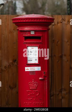 Harefield, Großbritannien. Januar 2024. Ein Postfach neben einem Postamt in Harefield im Londoner Stadtteil Hillingdon. Zwischen 1999 und 2015 verfolgte das Postamt Hunderte von Postmastern und Postherrinnen, die auf dem fehlerhaften Horizon-IT-System von Fujitsu basierten. Einige von ihnen verbrachten zu Unrecht Zeit im Gefängnis, weil sie Betrug begangen hatten. Der europäische CEO von Fujitsu in Europa, Paul Patterson, hat erklärt, dass die Firma eine „moralische Verpflichtung“ habe, zu einem Entschädigungssystem für Opfer der Post beizutragen, und er hat sich für die Rolle des Unternehmens bei „diesem schrecklichen Rechtsfehler“ entschuldigt. Kredit: Maur Stockfoto