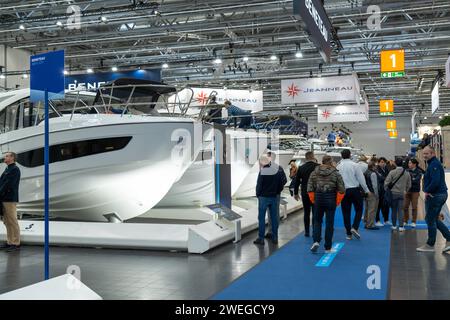 Motorboote auf der BOOT 2024, der weltweit größten Yacht- und Wassersportmesse in Düsseldorf, NRW Stockfoto