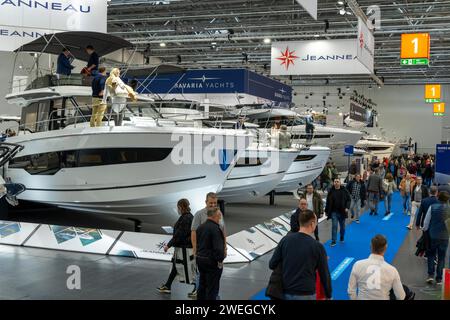 Motorboote auf der BOOT 2024, der weltweit größten Yacht- und Wassersportmesse in Düsseldorf, NRW Stockfoto