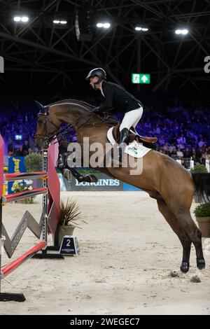 Amsterdam, Niederlande - 25. Januar 2024. Hessel Hoekstra aus den Niederlanden führt sein Pferd Comthago VDL am ersten Sprungtag in Amsterdam im RAI Centre durch die 1,40 m Speed Class. Mark Spowart/Alamy Live News. Stockfoto