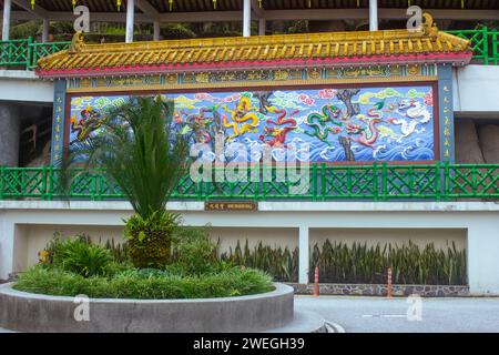 Genting Highlands, Pahang, Malaysia – 1. November 2023: Die Mauer der neun Drachen im Chin Swee Caves Tempel in Genting Highlands, Pahang, Malaysia. Stockfoto