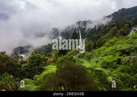 Genting Highlands, Pahang, Malaysia - 1. November 2023: Die Seilbahnen mit der malerischen Aussicht entlang der Genting Highlands, Pahang, Malaysia. Stockfoto