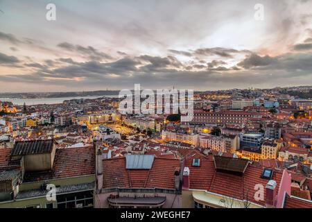 Atmosphärischer Sonnenuntergang in Lissabon (Portugal) Stockfoto