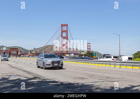 San Francisco, Kalifornien, USA - 22. April 2017 - starker Verkehr vor dem Einfahren in das Golden Gate in San Francisco. Die Straße führt zum Golden Gate in San Francisco. Zum Problem der Staus auf Stadtstraßen Stockfoto