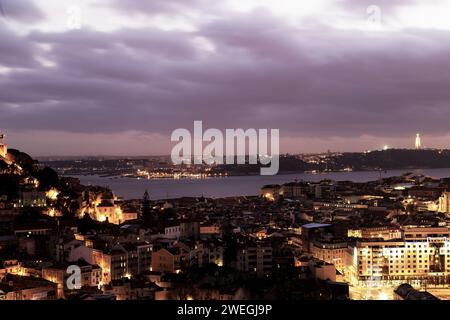 Atmosphärischer Sonnenuntergang in Lissabon (Portugal) Stockfoto