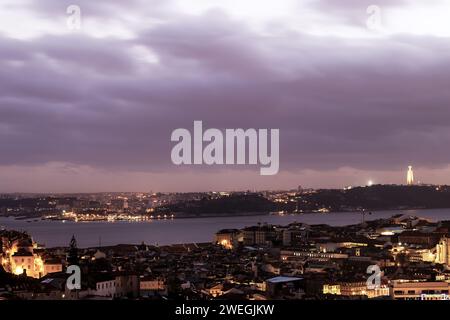 Atmosphärischer Sonnenuntergang in Lissabon (Portugal) Stockfoto