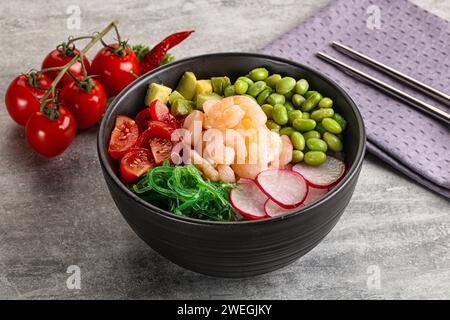 Hawaian Cuisine – Poke mit Cocktailgarnelen und Avocado Stockfoto