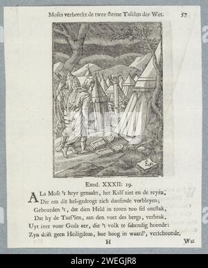 Moses bricht die Tabellen des Gesetzes, 1740 Druck Moses wirft die Tabellen des Gesetzes, das gebrochen ist, als er die Israeliten um das Goldene Kalb tanzen sieht. Ein Titel über der Show. Unter sechs Strophen und ein Verweis auf Exodus 32: 19. Der Ausdruck ist Teil eines Albums. Der Buchdruck auf Papier, wenn Moses die Götzendiener sieht, bricht die Tabellen des Gesetzes Stockfoto