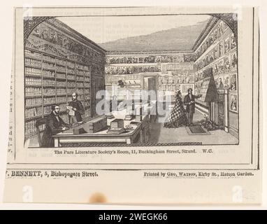 Leseraum der Pure Literature Society in London, Anonym, 1858 - 1868 Druck Innenraum des Leseraumes mit einer Wand mit Büchern links. Die anderen Wände sind voller Drucke und Plakate. Es gibt einen Lesetisch in der Mitte des Zimmers. Sehen Sie sich einen Mann und eine Frau an, die auf den Kamin drucken. Text auf Verso. Öffentliche Papierbibliothek. Drucken, z. B.: Gravur, Ätzen, Lithografie Stockfoto