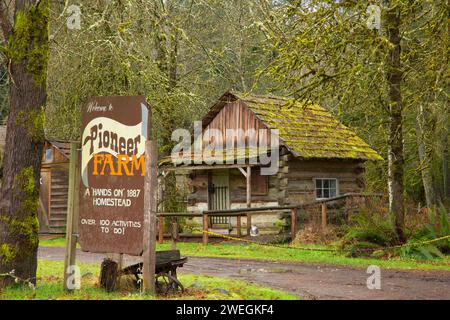 Hütte mit Eintrittsschild, Pioneer Farm Museum, Eatonville, Washington Stockfoto