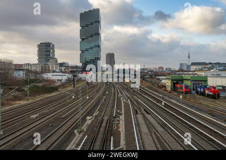 Kein Zugverkehr vor dem Bahnhof Warschauer Straße in Berlin während des mehrtägigen Streiks der Lokführer der Gewerkschaft der Lokführer GDL. Im Hintergrund der 142 Meter hohe Edge East Side Tower, das höchste Gebäude Berlins. *** Kein Zugverkehr außerhalb des Bahnhofs Warschauer Straße in Berlin während des mehrtägigen Streiks von Triebfahrzeugführern der GDL im Hintergrund steht der 142 Meter hohe Edge East Side Tower, das höchste Gebäude Berlins Stockfoto