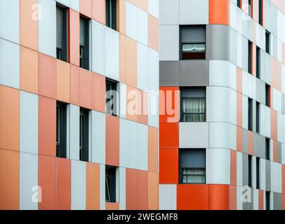 Hauptteil eines farbenfrohen und modernen, rot-orange karierten Gebäudes im Stadtzentrum von Oviedo, Asturien, Spanien. Stockfoto