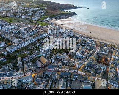 Aus der Vogelperspektive auf St. Ives, Cornwall am Meer Stockfoto