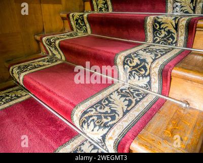Sotschi, Russland - 12. Februar 2023: Teppich auf den Stufen der Treppe zum zweiten Stock, Datscha des I.V.. Stalin, Sotschi Stockfoto