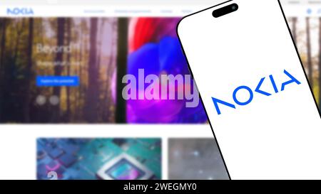 Istanbul, Türkei - 25. Januar 2024: Nokia Markenlogo auf dem Smartphone-Bildschirm mit Nokia-Website im Hintergrund. Nokia ist ein Telekommunikations- und Technolo Stockfoto