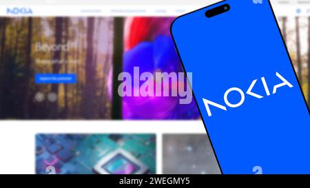 Istanbul, Türkei - 25. Januar 2024: Nokia Markenlogo auf dem Smartphone-Bildschirm mit Nokia-Website im Hintergrund. Nokia ist ein Telekommunikations- und Technolo Stockfoto