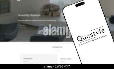 Istanbul, Türkei - 25. Januar 2024: Logo der Marke Questyle auf dem Smartphone-Bildschirm mit Questyle-Website im Hintergrund. Questyle ist ein Audiotechnologie-Comp Stockfoto
