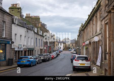 25. Januar 2024. Low Street, Banff, Aberdeenshire, Schottland. Dies ist Teil des Einzelhandels auf der Low Street in Banff an einem grau bewölkten Tag. Stockfoto