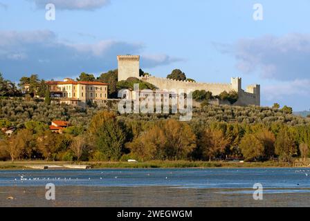 Schloss Castiglione del Lago mit Blick auf den Trasimeno-See, Umbrien, Italien Stockfoto