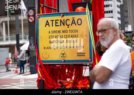 Sao Paulo, Brasilien. Januar 2024. ACHTUNG, die Sirenen haben nicht gesungen. 272 Leben unterbrochen. Wir wollen Gerechtigkeit!“ Liest das Schild zum fünften Jahrestag des Staudamms in Brumadinho. Verwandte forderten erneut, dass die Verantwortlichen zur Verantwortung gezogen werden. Quelle: Tuane Fernandes/dpa/Alamy Live News Stockfoto