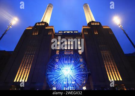 London, Großbritannien, 25. Januar 2024. Das jährliche Battersea Light Festival begann mit 7 unglaublichen Lichtinstallationen britischer und internationaler Künstler, die innerhalb und außerhalb des Kraftwerks und bis zum 25. Februar ausgestellt wurden. Kredit : Monica Wells/Alamy Live News Stockfoto