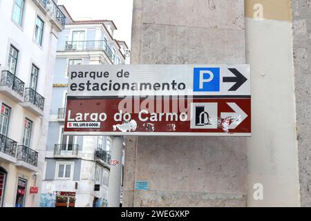 Lissabon, Portugal - 28. September 2022: Straßenschild mit Wegbeschreibung zum Carmo-Platz in Lissabon, Portugal Stockfoto