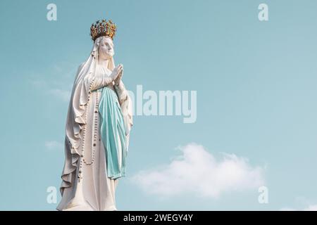 Lourdes, Frankreich - 28. August 2021: Skulptur der gekrönten Jungfrau Maria im Heiligtum von Lourdes, Frankreich. Ort der Anbetung und Wallfahrt für chris Stockfoto