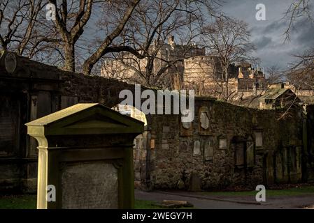 Edinburgh Castle und die Flodden Wall durch Greyfriars Kirkyard in der Wintersonne - Edinburgh, Schottland, Großbritannien. Stockfoto