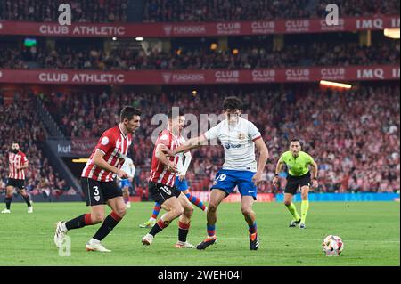 Hector Fort vom FC Barcelona duelliert sich um den Ball mit Dani Vivian und Oscar de Marcos vom Athletic Club während des Copa El Rey Achtelfinale-Spiels zwischen A Stockfoto