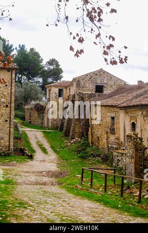 Die unbewohnte Stadt Roscigno Vecchio, eine Gasse des Dorfes im Herzen des Cilento-Nationalparks. Das Dorf ist ein wahrhaftiges Freilichtmuseum der Bauernkunst des letzten Jahrhunderts. Seit dem 19. Januar 2024 ist das Dorf Roscigno Vecchio aufgrund des Verschwindens seines einzigen Bewohners Giuseppe Spaguolo völlig unbewohnt geblieben. DSCF2916 Copyright: XAntonioxBalascox Stockfoto
