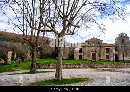 Die unbewohnte Stadt Roscigno Vecchio, eine Gasse des Dorfes im Herzen des Cilento-Nationalparks. Das Dorf ist ein wahrhaftiges Freilichtmuseum der Bauernkunst des letzten Jahrhunderts. Seit dem 19. Januar 2024 ist das Dorf Roscigno Vecchio aufgrund des Verschwindens seines einzigen Bewohners Giuseppe Spaguolo völlig unbewohnt geblieben. DSCF3022 Copyright: XAntonioxBalascox Stockfoto