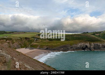 Mit Blick auf den wunderschönen Strand von Mwnt, eine beliebte Touristenattraktion in Ceredigion Stockfoto