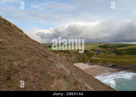 Mit Blick auf den wunderschönen Strand von Mwnt, eine beliebte Touristenattraktion in Ceredigion Stockfoto