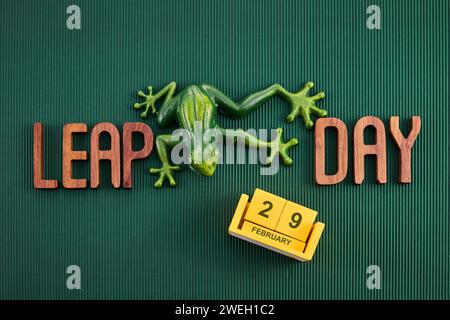 Happy Leap Day am 29. Februar mit Springfrosch Stockfoto