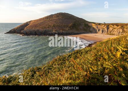 Der abgeschiedene Strand von Mwnt. Ein beliebtes Touristenziel, einer der vielen Orte, die man vom Ceredigion Coastal Path in Wales aus sehen kann Stockfoto