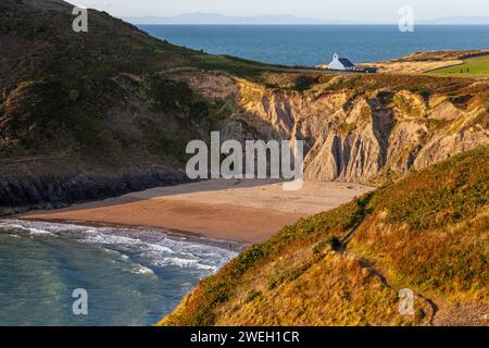 Der abgeschiedene Strand von Mwnt. Ein beliebtes Touristenziel, einer der vielen Orte, die man vom Ceredigion Coastal Path in Wales aus sehen kann Stockfoto